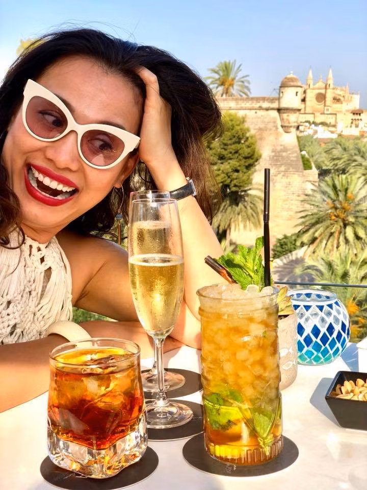 "20 năm trước còn trẻ, tôi muốn cống hiến, muốn thử sức ở những vai trò khác nhau để khẳng định mình. Còn bây giờ tôi muốn làm phong phú cuộc sống theo cách của tôi. Đó là sống chậm lại, gần gũi với thiên nhiên", Ngọc Khánh từng trải lòng.