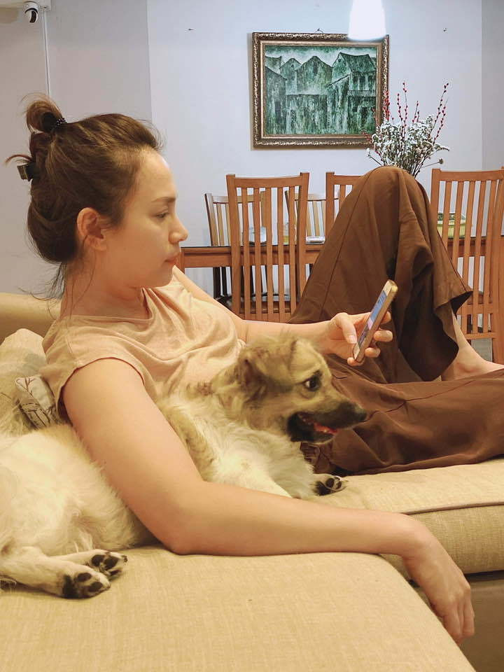 Theo lời Ngọc Khánh, vợ chồng cô tuy không giàu nhưng đi du lịch thường xuyên, năm nào cũng phải đi mấy chuyến khắp nước Mỹ, ít nhất có hai chuyến thăm bố mẹ ở Tây Ban Nha và Việt Nam. Tính ra, Ngọc Khánh không sở hữu nhà ‘khủng’, siêu xe hay đồ hiệu chất đống như những ngôi sao khác. Song cuộc sống thảnh thơi tuyệt vời của cô chưa chắc đã mua được bằng tiền.