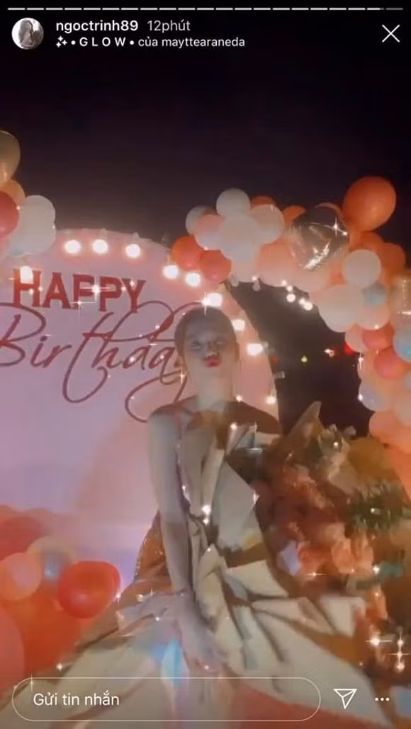 Trong một clip được cô đăng tải còn làm dân mạng thích thú hơn với màn nhảy ngẫu hứng cực sexy. Được biết, ngày 27/9 tới mới là sinh nhật lần thứ 30 của Ngọc Trinh nhưng vì có thời gian rảnh rỗi nên cô cùng hội bạn đã tranh thủ mở tiệc sớm.