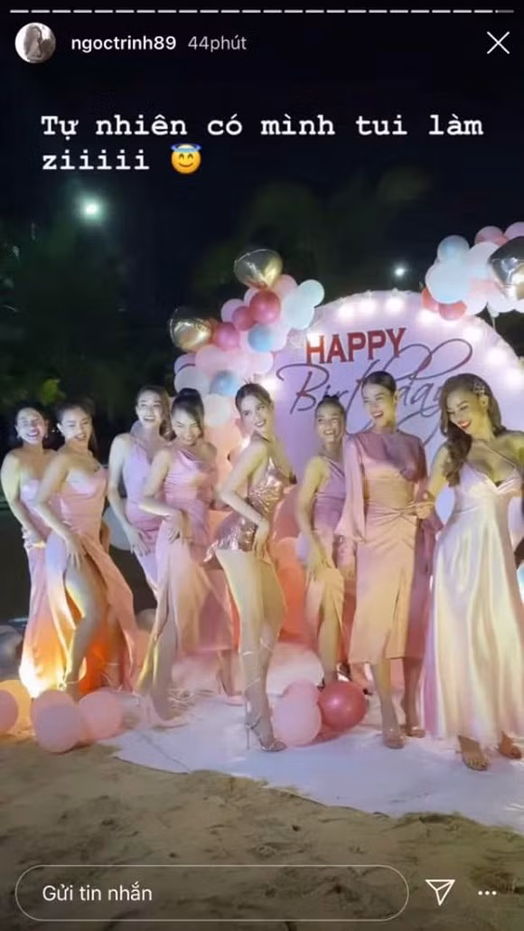 Đặc biệt, "nữ hoàng nội y" còn ngẫu hứng biểu diễn vũ đạo vô cùng gợi cảm, chỉ 5 giây cũng đủ khiến người xem vừa "đỏ mặt" vừa thót tim vì sợ vòng một của cô nàng nhảy ra ngoài và lộ hàng vì đầm quá ngắn.