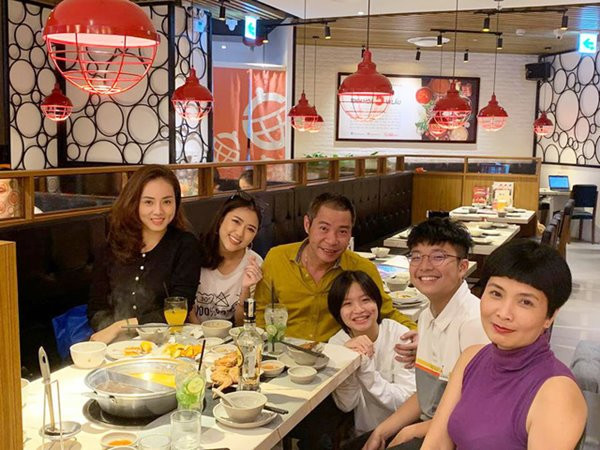 Thục Khuê (áo tím) trong bức ảnh gia đình cùng đi ăn sinh nhật con gái đầu lòng Thục Anh.