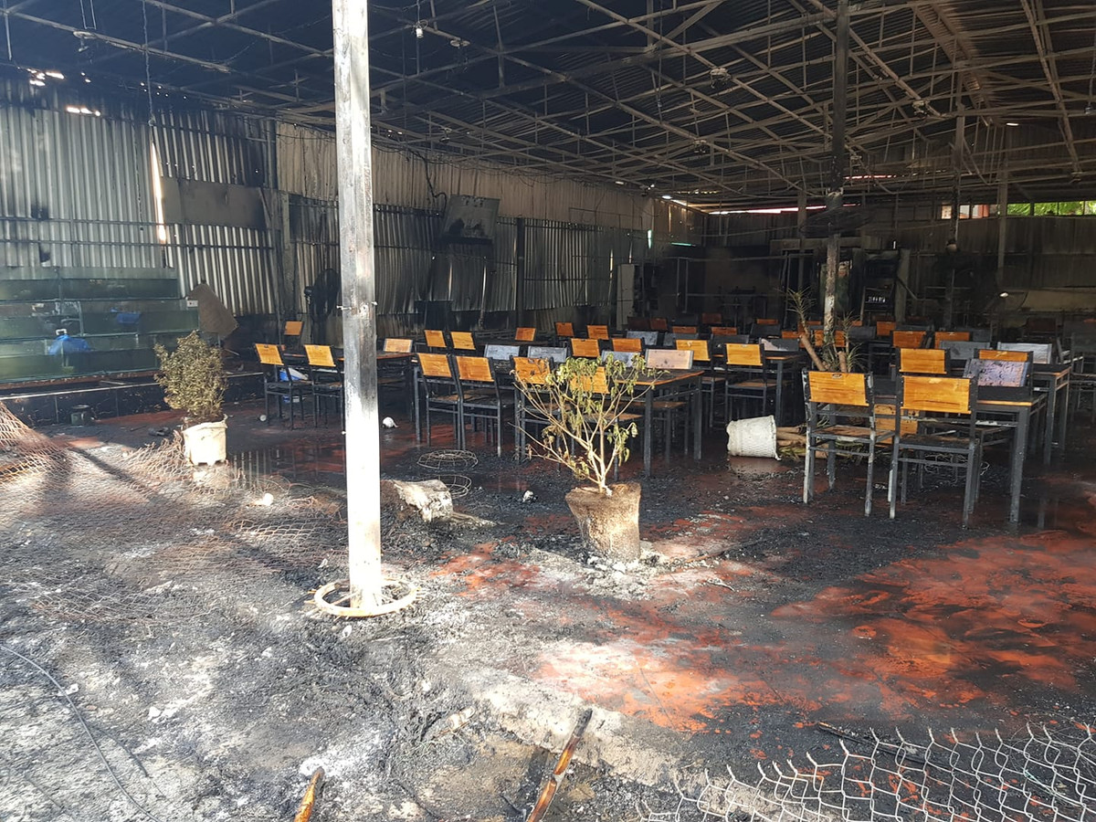 Khung cảnh tan hoang tại nhà hàng sau đám cháy. Sau vụ hỏa hoạn, toàn bộ vật dụng trong nhà hàng của MC Nguyên Khang bị hư hỏng nặng. (Ảnh: Dân Việt)