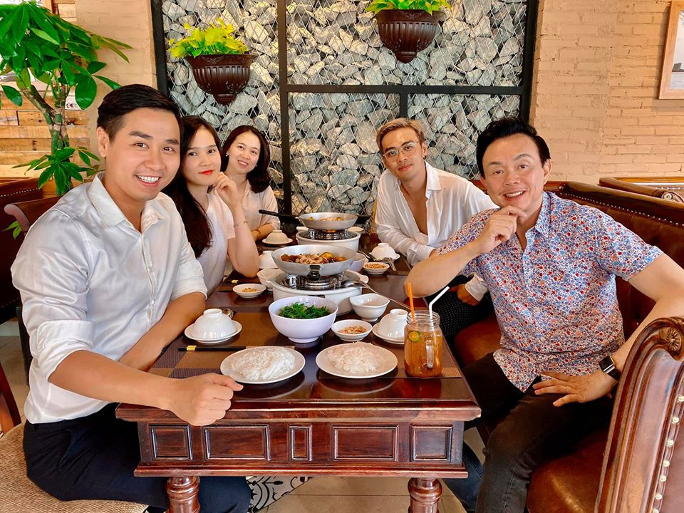 Nghệ sĩ Chí Tài đến thưởng thức món ăn tại nhà hàng của Nguyên Khang ở TP.HCM.