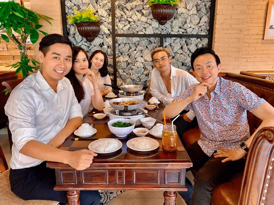 Nghệ sĩ Chí Tài đến thưởng thức món ăn tại nhà hàng của Nguyên Khang ở TP.HCM.