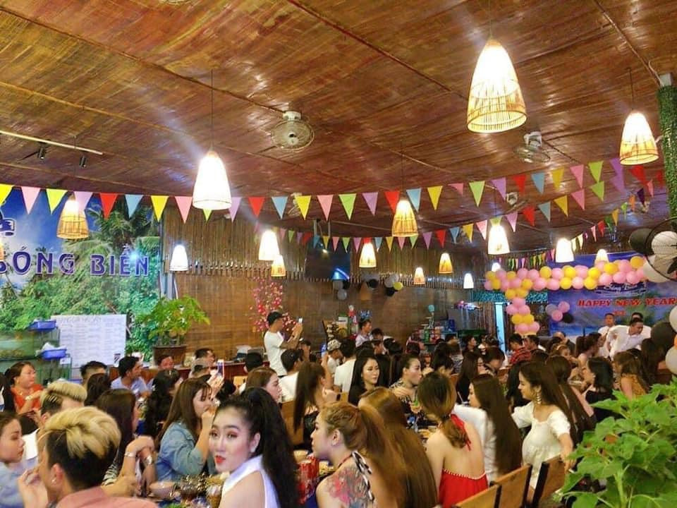 Nam MC chia sẻ khung cảnh nhộn nhịp trong nhà hàng trước ngày đám cháy xảy ra.