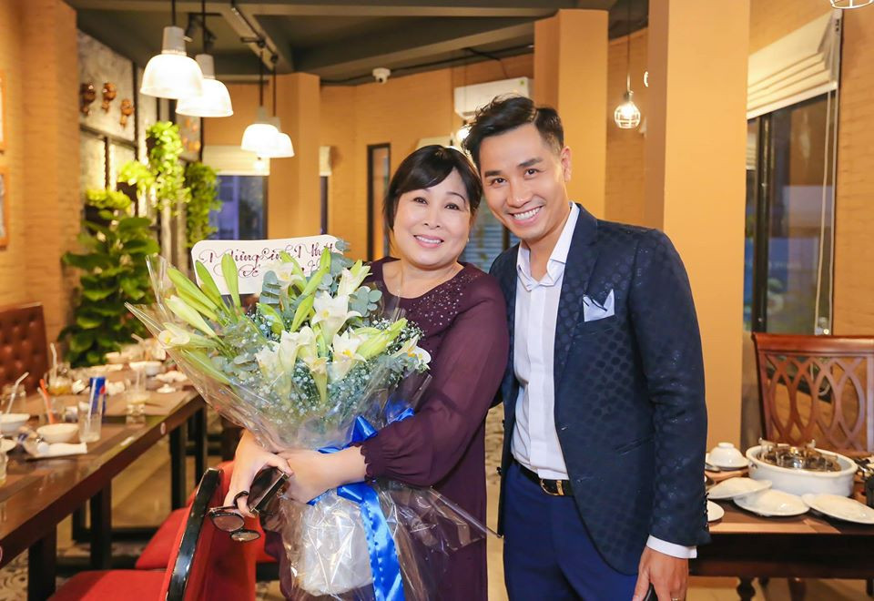 Nguyên Khang không chỉ là một MC nổi tiếng, anh còn khá mát tay kinh doanh. Ngoài nhà hàng tại Phú Quốc, MC Nguyên Khang còn có cơ sở kinh doanh ăn uống tại TP.HCM. Trong ảnh, nghệ sĩ Hồng Vân từng đến ủng hộ Nguyên Khang.