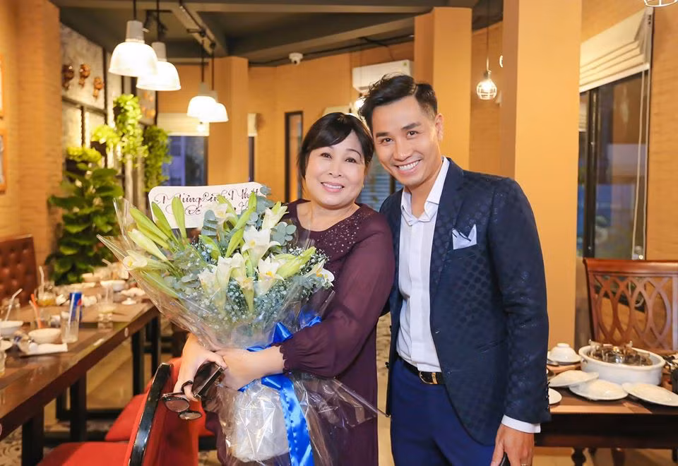 Nguyên Khang không chỉ là một MC nổi tiếng, anh còn khá mát tay kinh doanh. Ngoài nhà hàng tại Phú Quốc, MC Nguyên Khang còn có cơ sở kinh doanh ăn uống tại TP.HCM. Trong ảnh, nghệ sĩ Hồng Vân từng đến ủng hộ Nguyên Khang.