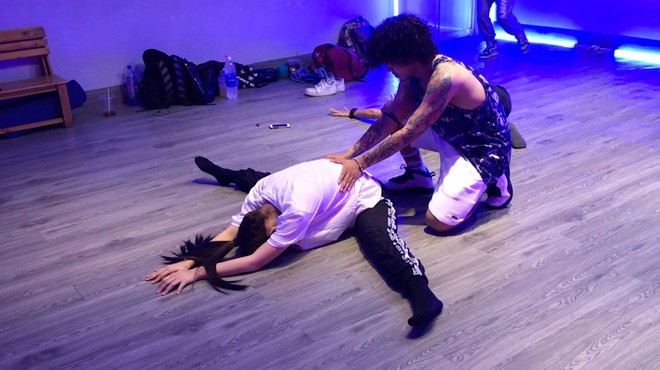 Chi Pu bi rach co dui khi xoac chan tap nhay