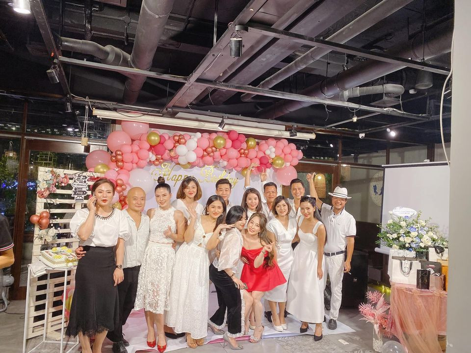 Quynh Nga - Viet Anh ke ke ben nhau trong tiec mung sinh nhat