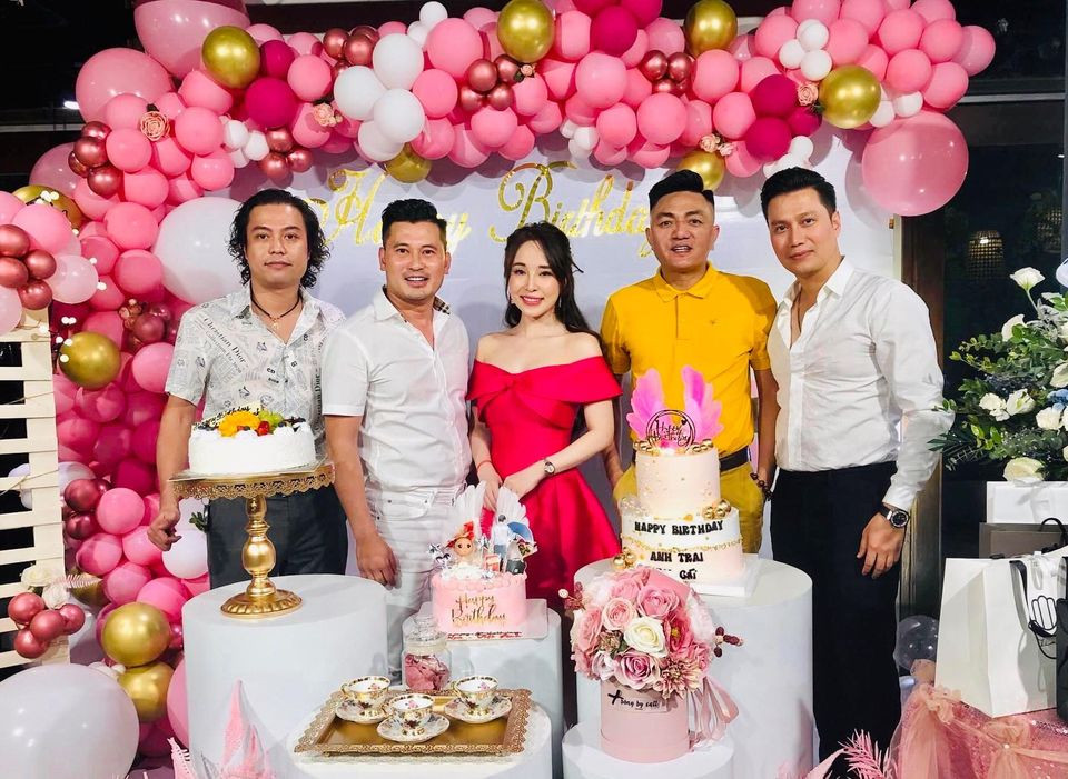 Quynh Nga - Viet Anh ke ke ben nhau trong tiec mung sinh nhat-Hinh-4