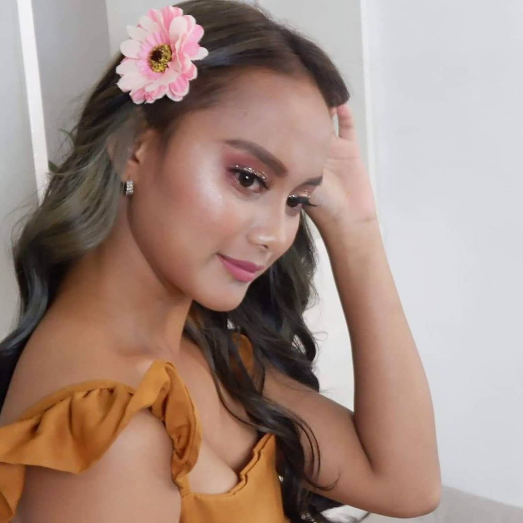 Rita Gaviola sinh ra trong gia đình nghèo thuộc bộ tộc ít người Baodjao, năm chị em của Gaviola đều không được đi học vì gia cảnh quá khó khăn. Sau khi đột ngột nổi tiếng trên mạng, cô bé 13 tuổi được mời phỏng vấn trên truyền hình, làm người mẫu thời trang, tham gia đóng phim... Ngoài ra, nhiều nhà hảo tâm đã gửi tiền và hiện vật để giúp đỡ gia đình Gaviola vượt qua cảnh nghèo khó.