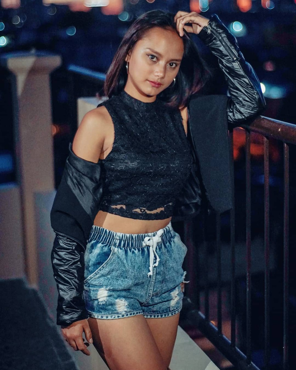 Ở tuổi 17, cô bé ăn xin trong bức ảnh nổi tiếng đã trưởng thành, sắc sảo hơn. Nhiều ý kiến cho rằng Gaviola có vẻ đẹp mặn mà, độc đáo với làn da nâu bánh mật, gò má cao, lông mày đậm nét và đôi mắt sâu hút hồn.