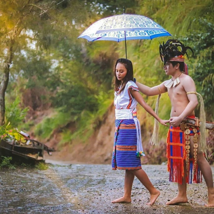 Trên các trang báo, người hâm mộ tỏ ý phản đối và liên tục chỉ trích Gaviola, cho rằng 10X nên tập trung cho sự nghiệp và việc học thay vì yêu đương.