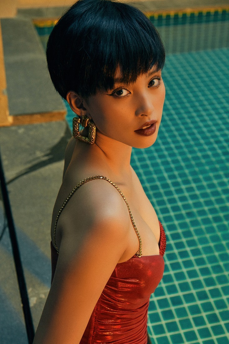 Cùng với đó, chân dài biết cách hút hồn người xem với thần thái, ánh mắt vừa toát lên nét dịu dàng, mềm mại, đồng thời toát lên nét phóng khoáng, cá tính.