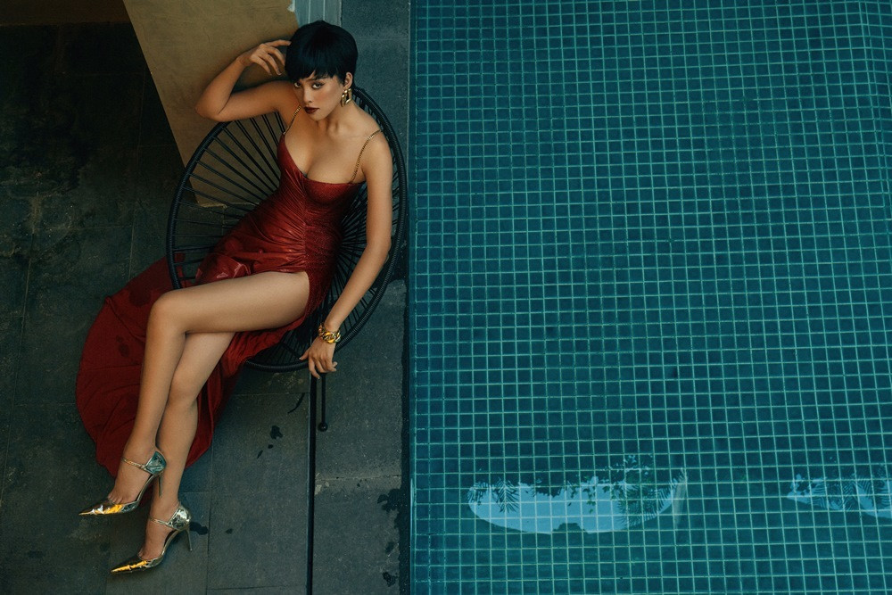 Mới đây, Tiểu Vy còn đảm nhận nhân vật nữ chính trong MV mới của Erik. Hoa hậu Việt Nam 2018 nhận được rất nhiều lời khen từ ekip lẫn khán giả những ngày vừa qua. Mặc dù lần đầu thử sức với vai trò mới nhưng cô vẫn để lại dấu ấn bởi vẻ đẹp rạng ngời cùng khả năng nhập vai đầy xuất thần của mình.