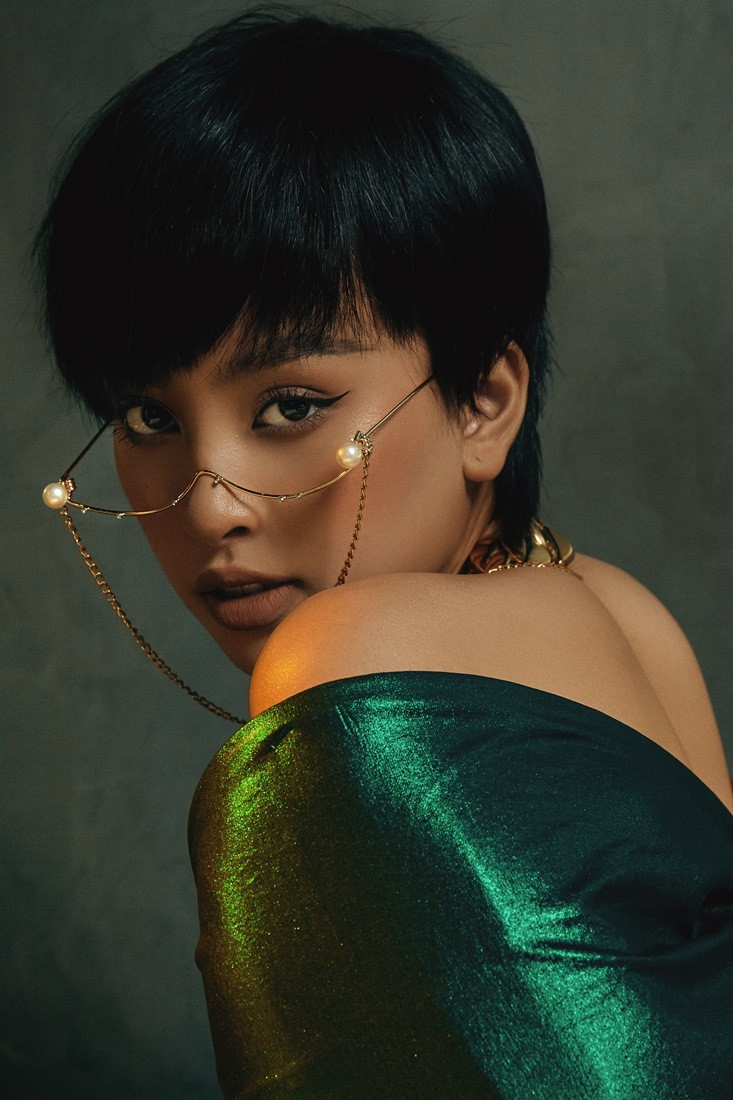 Tiểu Vy diện loạt trang phục ôm sát, hở vai, cắt xén tinh tế của NTK Chung Thanh Phong giúp khoe trọn đường cong cơ thể và đôi vai trần gợi cảm, đặc biệt là đôi chân dài quyến rũ.