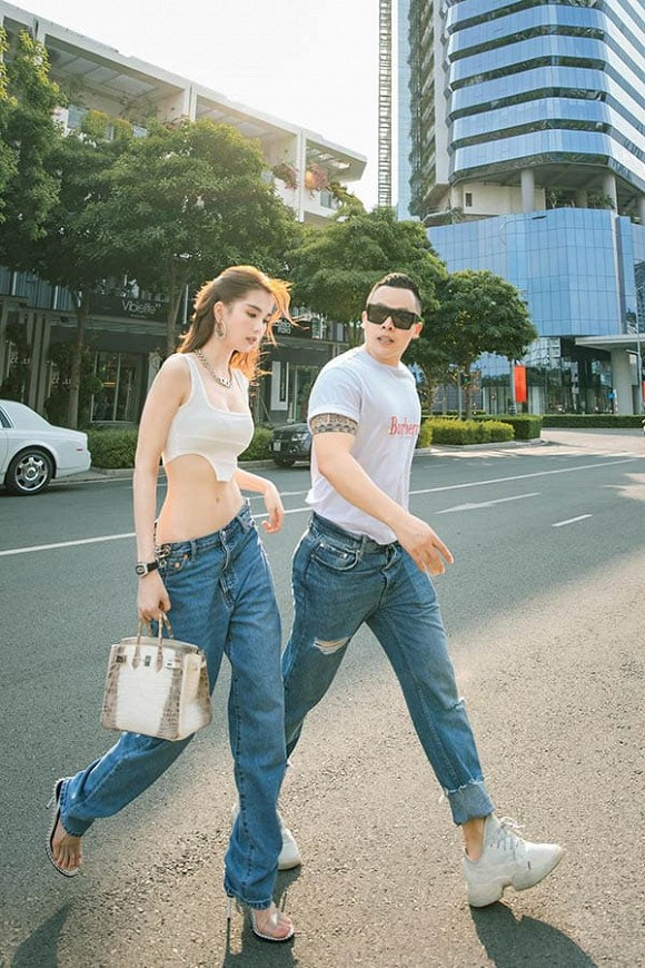 Mới đây, Vũ Khắc Tiệp cùng Ngọc Trinh đã khiến nhiều người phải đứng ngồi không yên khi khoe bộ ảnh cận cảnh body cực phẩm của cả hai.