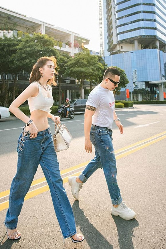 "Nữ hoàng nội y" Ngọc Trinh khoe vòng eo chạm ngưỡng kỷ lục 53cm cùng thân hình toàn cơ săn chắc đến ngỡ ngàng.