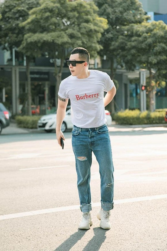 Trông Khắc Tiệp khoẻ khoắn, tự tin và tràn đầy sức sống sau thời gian cách ly. Nếu nhìn kĩ sẽ nhận thấy, Vũ Khắc Tiệp trông "đô con hơn". Không phải vì Vũ Khắc Tiệp tăng cân mà trong thời gian cách ly, anh chăm chỉ tập luyện thể thao và ăn uống khoa học nên cơ thể rắn chắc hơn hẳn.