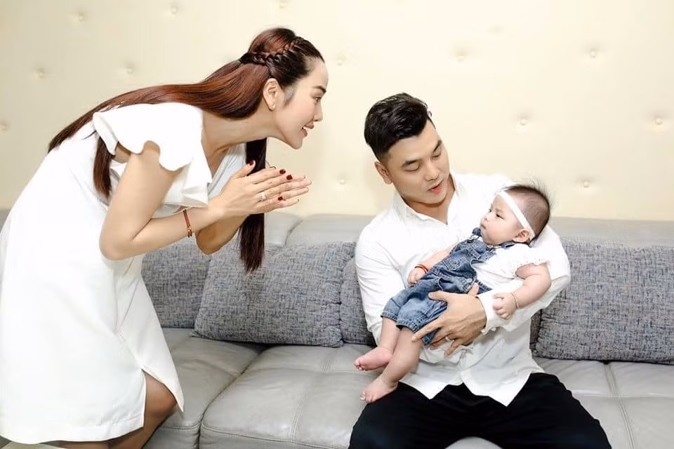 Hiện tại, Ưng Hoàng Phúc và Kim Cương có cuộc sống hạnh phúc viên mãn bên 3 con.