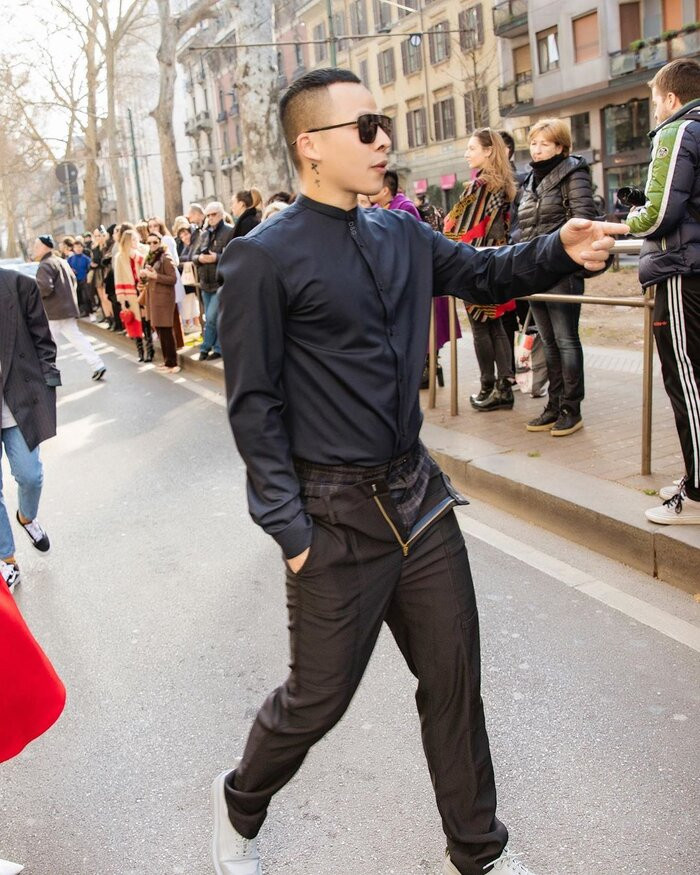 Tuy là một ông bầu vốn chỉ đứng sau những màn tỏa sáng của các chân dài, nhưng không vì thế gu thời trang của Vũ khắc Tiệp không có gì để bàn, trái lại còn “bao mặn” với hàng ngàn mốt độc lạ. Nếu Ngọc Trinh được chú ý với hàng loạt chiếc quần không giống ai thì người bạn “giàu sinh ra tử” Vũ Khắc Tiệp nào có kém thua. Đã nhắc tới mốt thời trang không phải Vũ Khắc Tiệp thì không ai dám mặc thì phải nhắc đến những kiểu quần “đột biến gen” của ông bầu.