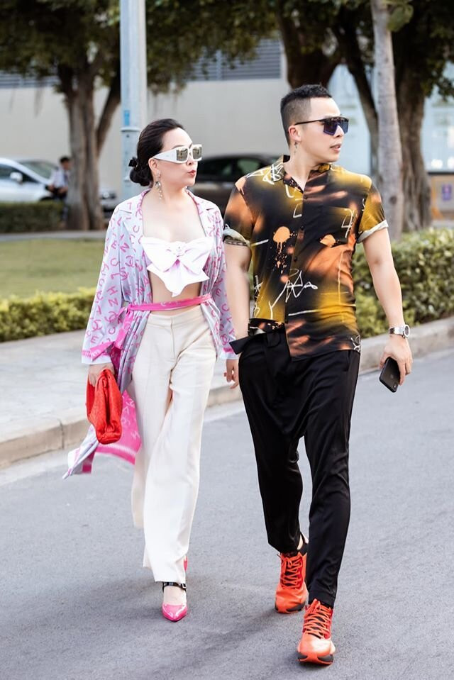 Thoạt nhìn cứ tưởng chiếc quần của Vũ Khắc Tiệp bị sự cố nhưng hóa ra đó mới là điểm nhấn thú vị của set trang phục.