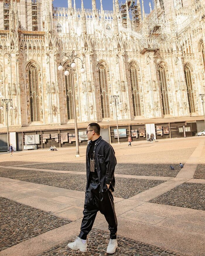 Anh tận dụng triệt để kiểu quần này trong các chuyến du lịch nước ngoài.