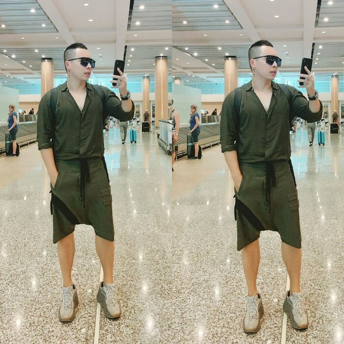 Sân bay luôn là nơi để Vũ Khắc tiệp trình làng những mốt quần độc lạ. Vẫn là kiểu quần đáy tới đầu gối nhưng lần này là quần short.