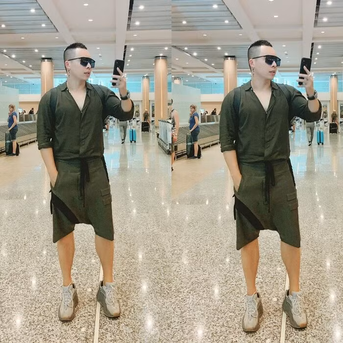 Sân bay luôn là nơi để Vũ Khắc tiệp trình làng những mốt quần độc lạ. Vẫn là kiểu quần đáy tới đầu gối nhưng lần này là quần short.