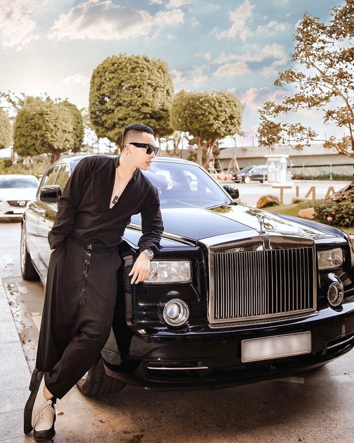 Kiểu trang phục jumpsuit được ông hoàng họ Vũ trưng dụng. Công bằng mà nói, với xuất thân từng là người mẫu, chiều cao và dáng vóc của Vũ Khắc Tiệp thuộc dạng khá “vip” nên dù với kiểu gì thì ông bầu cũng ghi điểm.