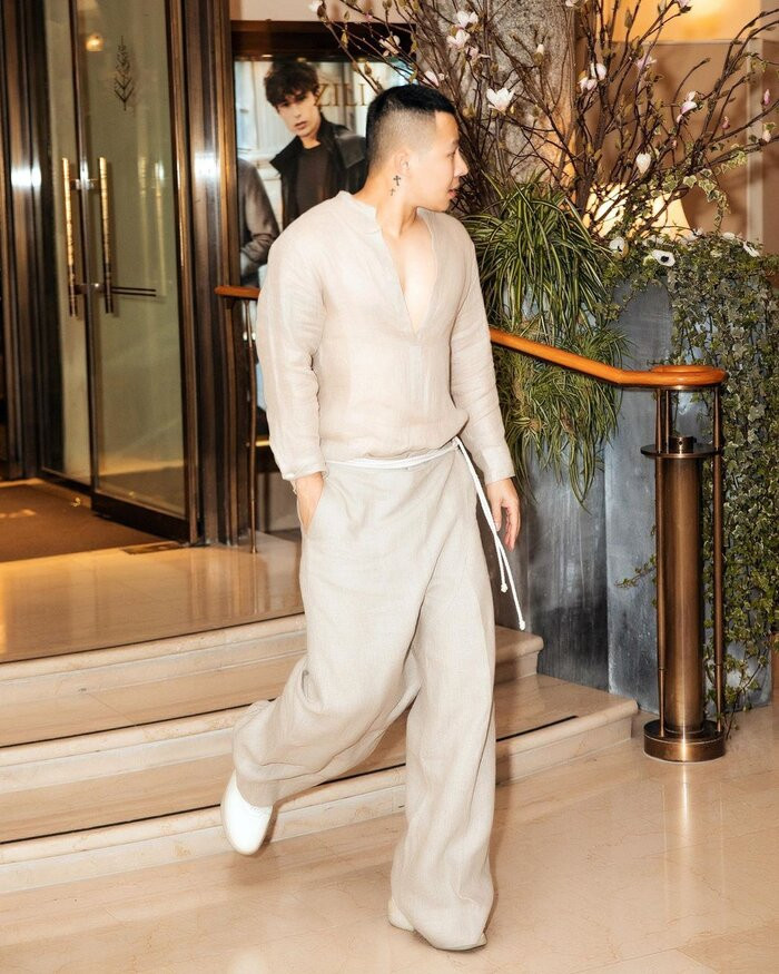 Với áo hở ngực, quần thùng thình lưng thấp che tiệt đôi chân, khiến chiều cao anh bỗng khiêm tốn hơn nhưng vẫn bao mặn mòi.