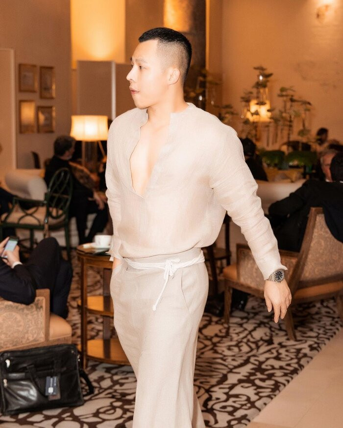 Góp mặt tại Milan Fashion Week, Vũ Khắc Tiệp chơi lớn với set trang phục “nu-de”.