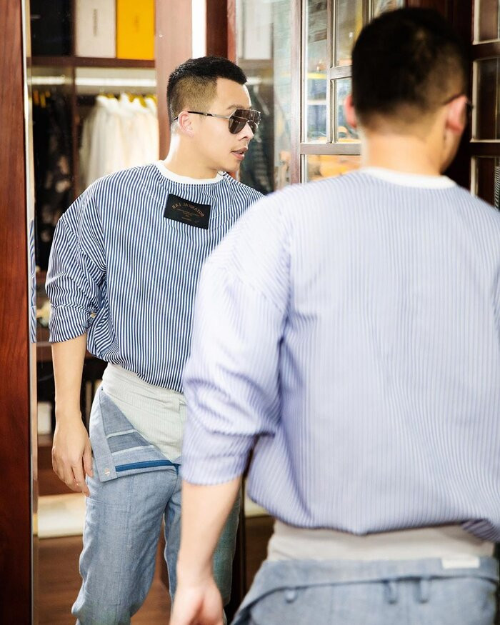 Tiếp tục là một mẫu quần quên kéo khóa khác của ông bầu họ Vũ.