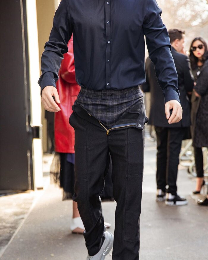 Chưa bàn tới yếu tố đẹp xấu vì đó còn tùy thuộc vào gu thẩm mỹ của mỗi người. Cái đáng bàn ở đây là Vũ Khắc Tiệp đã mạnh dạn xây dựng cho mình một phong cách không đụng hàng. “Chất như nước cất” là cụm từ người ta có thể đánh giá về gu thời trang của Vũ khắc tiệp. Tại show diễn thời trang ở Milan - Ý, Vũ Khắc Tiệp gây chú ý khi diện chiếc quần tụt không kéo khóa ngoài cực kì độc lạ. Trước đây, ông bầu này thường được khen bởi gu thời trang sành điệu, lịch lãm.