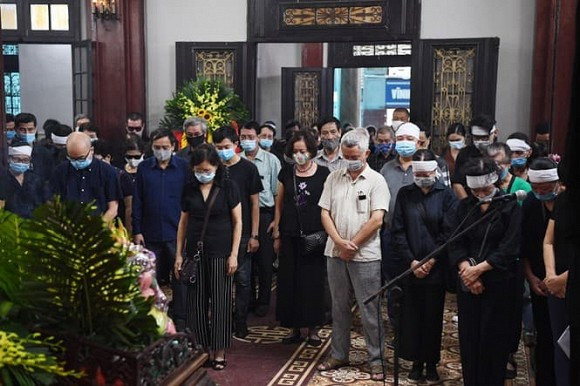 Gia đình có nguyện vọng đồng nghiệp, bạn hữu không mang vòng hoa tới tiễn đưa ông, đồng thời chuẩn bị rất nhiều hoa cúc để mọi người đặt quanh linh cữu khi viếng ông.