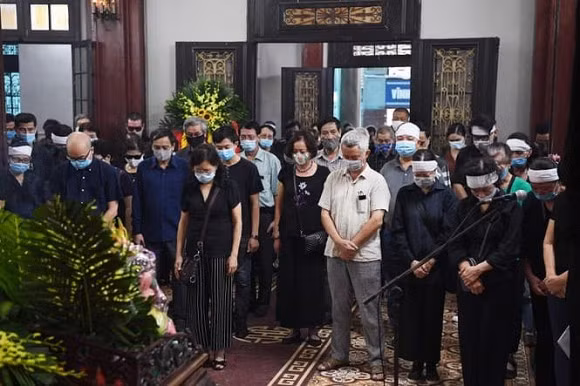 Gia đình có nguyện vọng đồng nghiệp, bạn hữu không mang vòng hoa tới tiễn đưa ông, đồng thời chuẩn bị rất nhiều hoa cúc để mọi người đặt quanh linh cữu khi viếng ông.