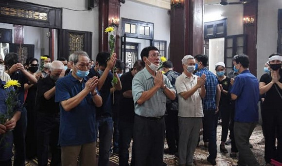 Người thân và đồng nghiệp đến viếng NSND Trần Phương.