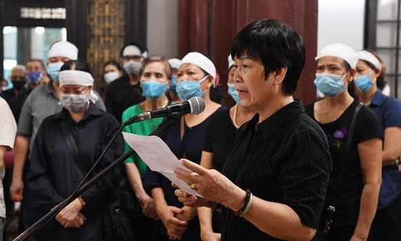 Phó Chủ tịch thường trực Hội Điện ảnh, nguyên Phó cục trưởng Cục Điện ảnh, Nguyễn Thị Hồng Ngát. Trên trang cá nhân, con gái của NSND Trần Phương nghẹn ngào viết: "Con biết hôm nay là ngày khó khăn vô cùng với con. Rồi sẽ qua thôi ạ. Bên con có những người bạn, người em đang nắm tay con rất chặt để bước cùng con. Bố, mẹ, em và gia tiên luôn là khoảng sáng tâm linh trong con".