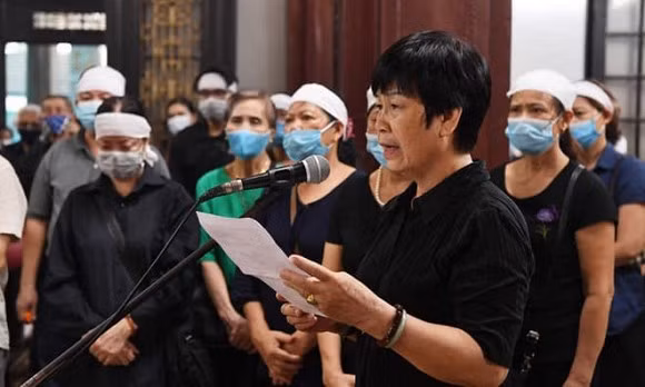 Phó Chủ tịch thường trực Hội Điện ảnh, nguyên Phó cục trưởng Cục Điện ảnh, Nguyễn Thị Hồng Ngát. Trên trang cá nhân, con gái của NSND Trần Phương nghẹn ngào viết: "Con biết hôm nay là ngày khó khăn vô cùng với con. Rồi sẽ qua thôi ạ. Bên con có những người bạn, người em đang nắm tay con rất chặt để bước cùng con. Bố, mẹ, em và gia tiên luôn là khoảng sáng tâm linh trong con".