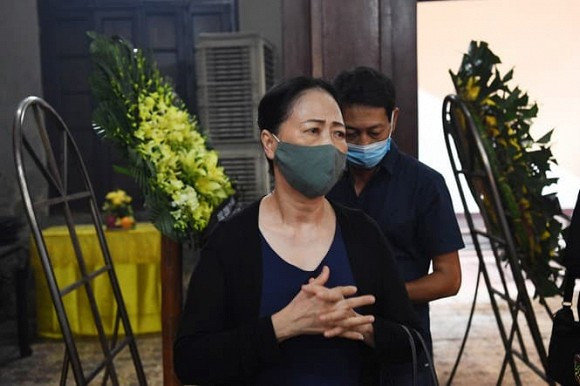 Nhiều nghệ sĩ như Xuân Bắc, Hoàng Dũng, Lan Hương, Đỗ Kỷ, Trọng Trinh, Như Quỳnh.... đã đến tiễn đưa NSND Trần Phương và chia buồn cùng gia đình.