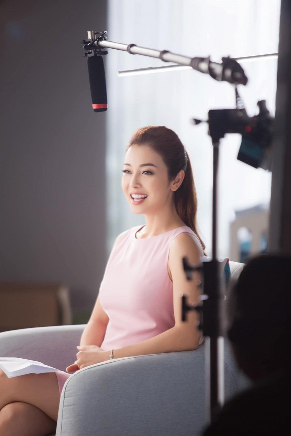 Chỉ chưa đầy một tháng sinh con thứ 4, Jennifer Phạm đã trở lại với công việc.