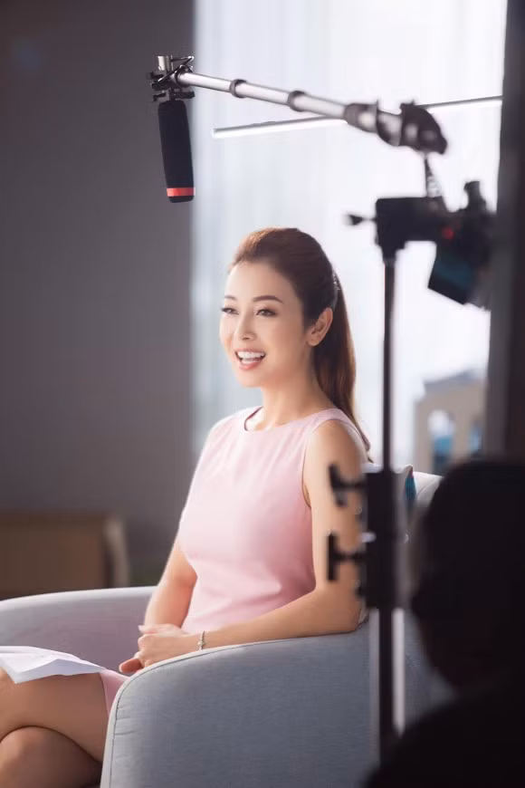 Chỉ chưa đầy một tháng sinh con thứ 4, Jennifer Phạm đã trở lại với công việc.