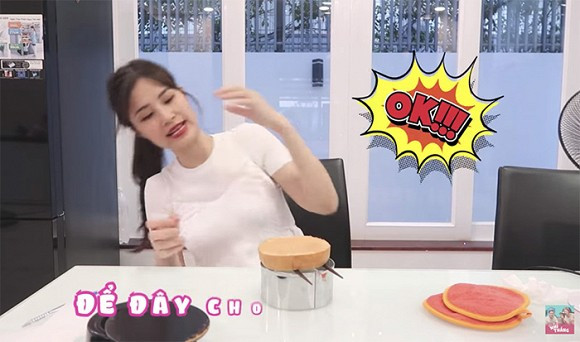 Dong Nhi de lo bung bau thay ro khi khoe clip lam banh