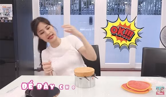 Dong Nhi de lo bung bau thay ro khi khoe clip lam banh