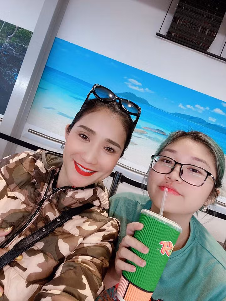 MC Cat Tuong song ra sao truoc khi “hoi cuoi” ban than, lam me don than?-Hinh-2