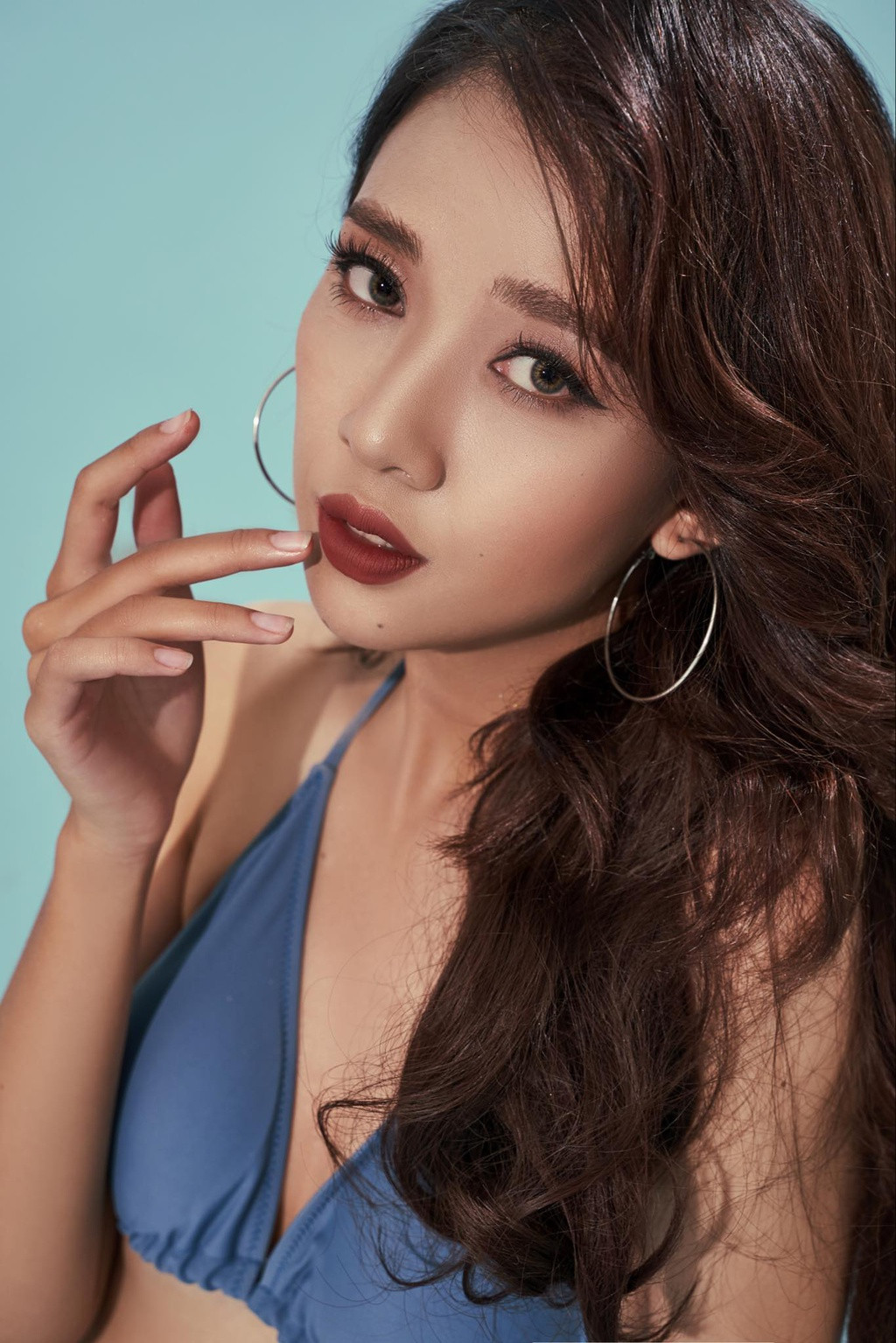 Thí sinh hoa hậu cho biết cô sớm bộc lộ tình yêu dành cho các bộ môn nghệ thuật. Cô thích ánh đèn sân khấu từ nhỏ. Khi là học sinh cấp 3, Hoa Đan từng tham gia cuộc thi Nữ sinh duyên dáng và tài năng Hải Dương, đoạt giải nhì. Cô được cha mẹ, người thân ủng hộ thi Hoa hậu Việt Nam.