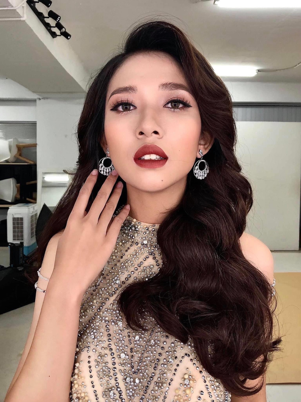 Hoa Đan tâm sự cô được thừa hưởng chiều cao từ các thành viên trong gia đình. Mẹ cô cao 1,76 m. "Khi còn nhỏ, tôi đã có ngoại hình to lớn hơn các bạn cùng trang lứa. Lúc ấy, tôi còn bị trêu chọc và cảm thấy tự ti. Nhưng khi lớn hơn, tôi biết yêu những gì thuộc về mình", nữ sinh nói.