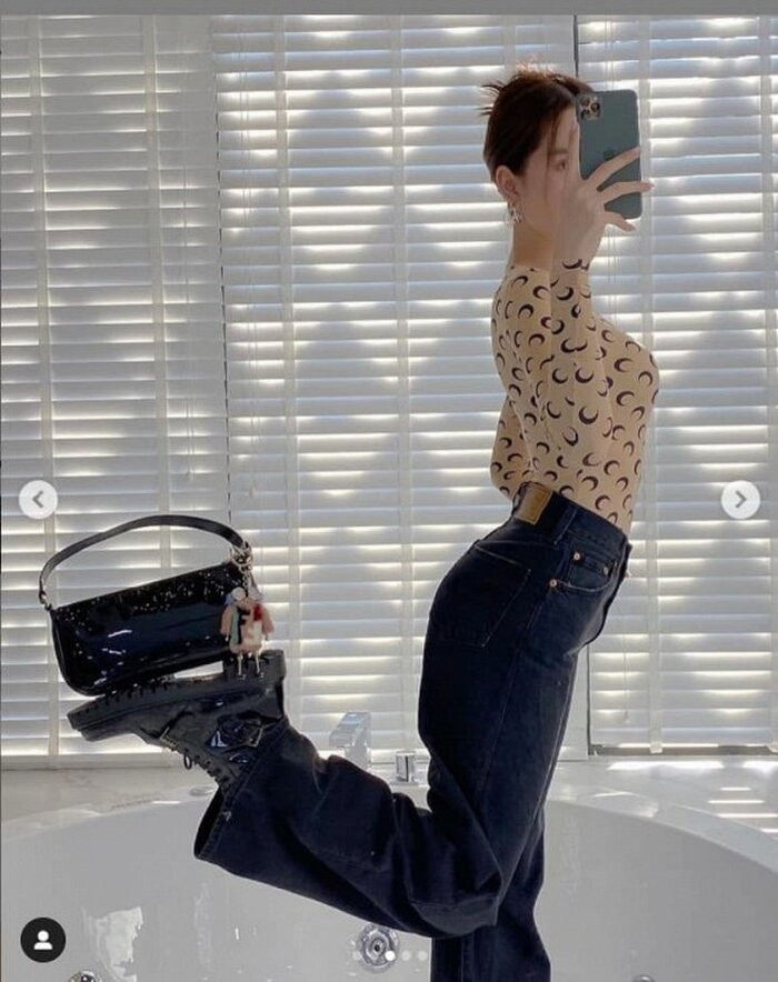 Bất kể giày thể thao hay giày combat, Ngọc Trinh vẫn pose dáng với mọi kiểu túi khác nhau từ túi xách mini cho đến những dáng túi chữ nhật nhỏ nhắn.