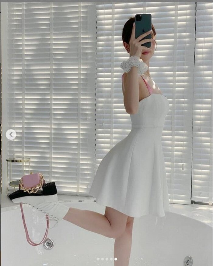 Hình ảnh pose dáng với túi xách bằng 1 chân của Trinh thu hút hơn trăm nghìn lượt like.