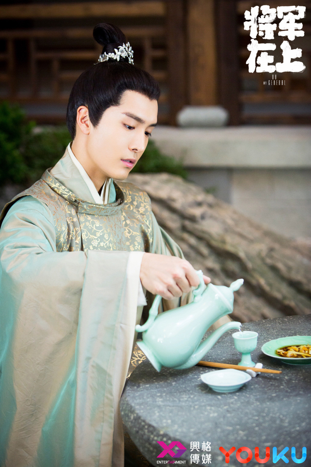 Trong phim Trung Quốc Tướng Quân Tại Thượng, nhân vật Triệu Ngọc Cẩn của Thịnh Nhất Luân "đốn tim" bao khán giả nữ với tài mạo song toàn và đặc biệt là ở những màn “múa bút thần sầu” của anh.